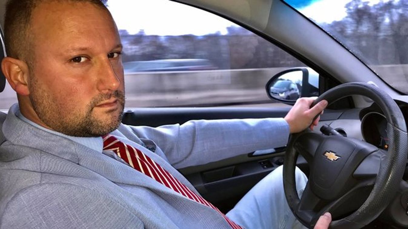 Megvesznek a nők a taxisofőrként dolgozó Alekoszért – már egy pikáns kalandja is volt