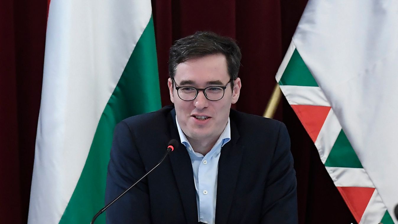 Bár szerinte nem legitim, mégis esküt tett Karácsony az alaptörvényre (videó)