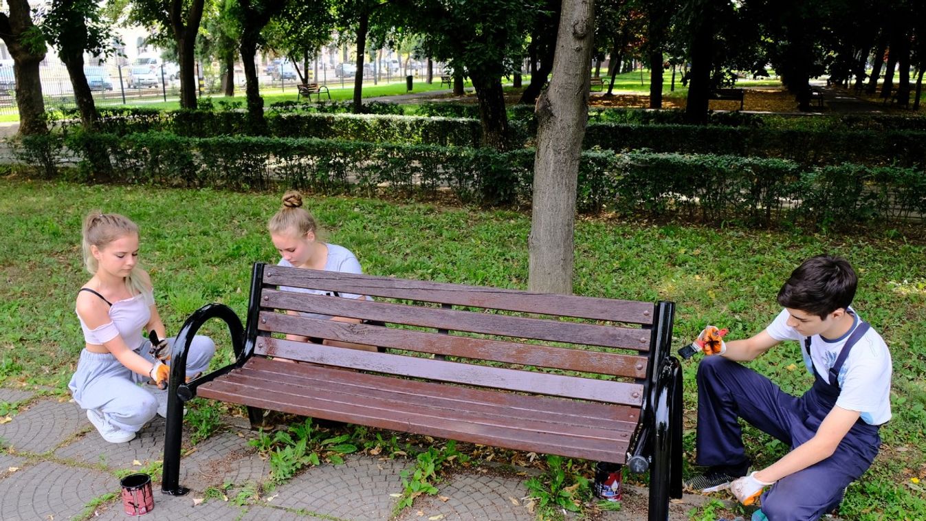 Újrafestik a nagyvásártéri padokat