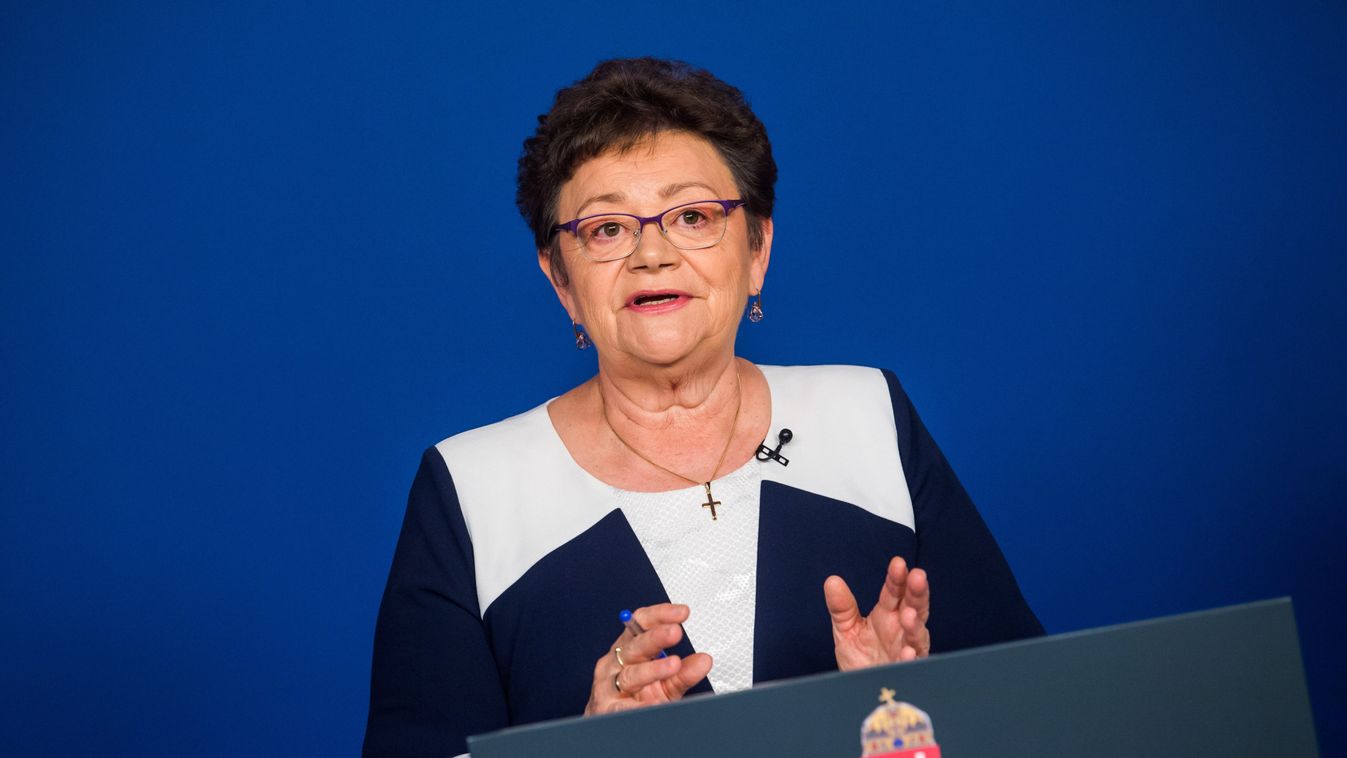 Müller Cecília: tudjuk azt, hogy ez a karácsony más lesz (élő)