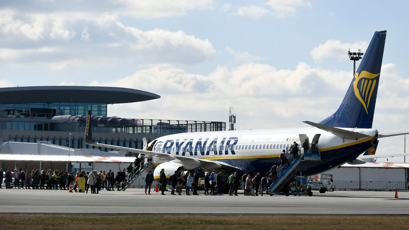 Negyven útvonalon indítja újra budapesti légi járatait a Ryanair