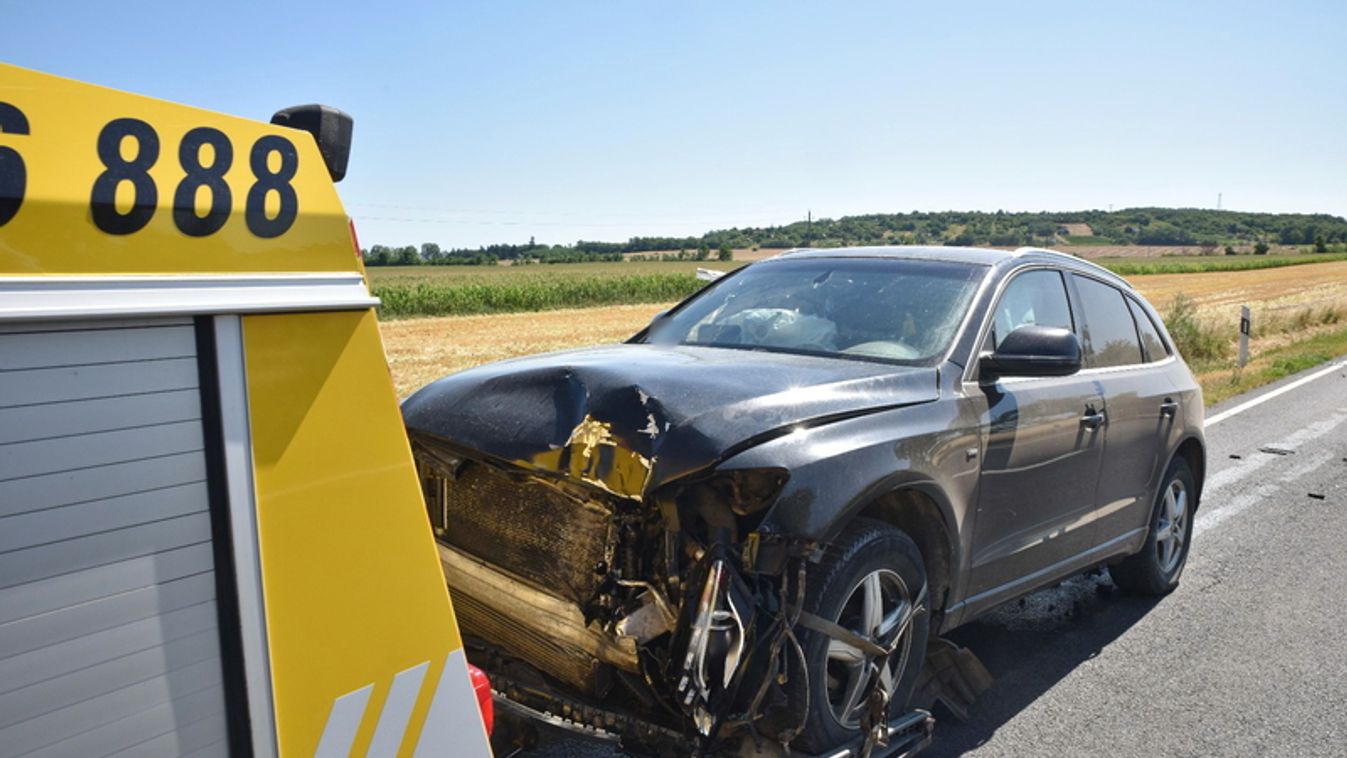 Elgurult egy kamion kereke a 84-es főúton, egy luxusterepjárót talált el (videó)