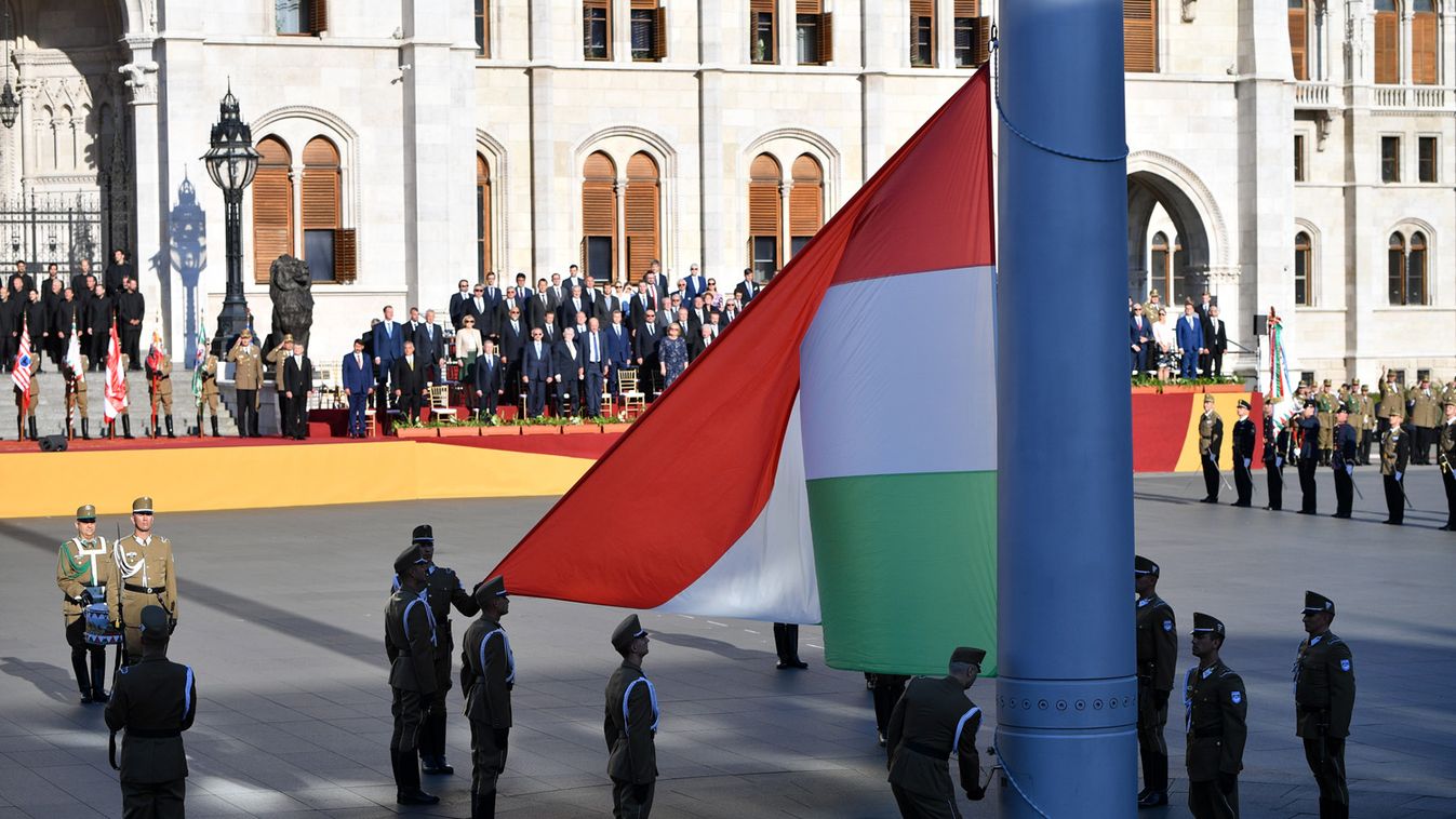 Felvonták a nemzeti lobogót a Parlament előtt (fotók)
