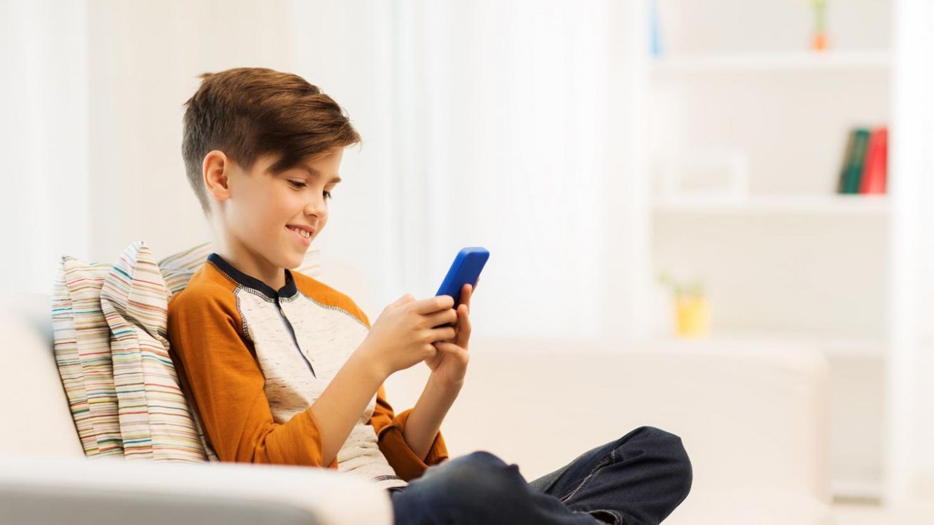 Olvasóink többsége nem tiltaná be a kiskorúak mobilozását