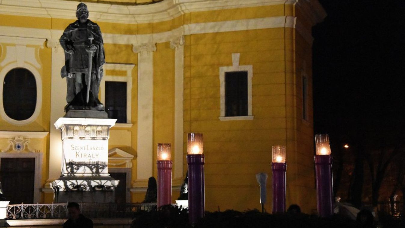 Adventi gyertyagyújtás a székesegyház előtti téren