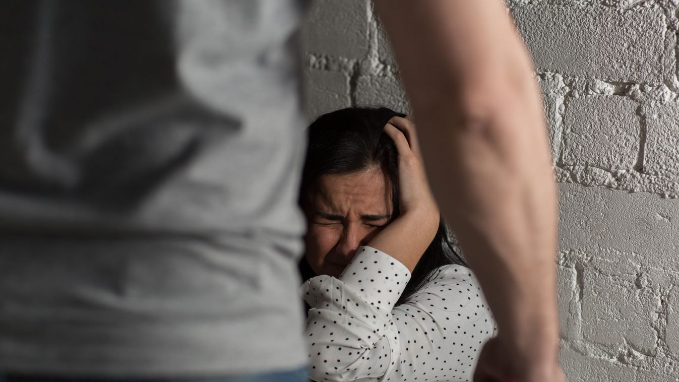 A jeges Dunába lökte jegyesét, majd rollerrel gurult megkéselni a barátnőjét Krisztofer