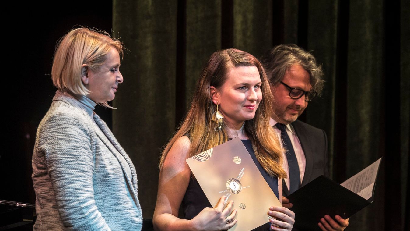 Nemzetközi kritikai elismerés fogadta Karosi Júlia új albumát