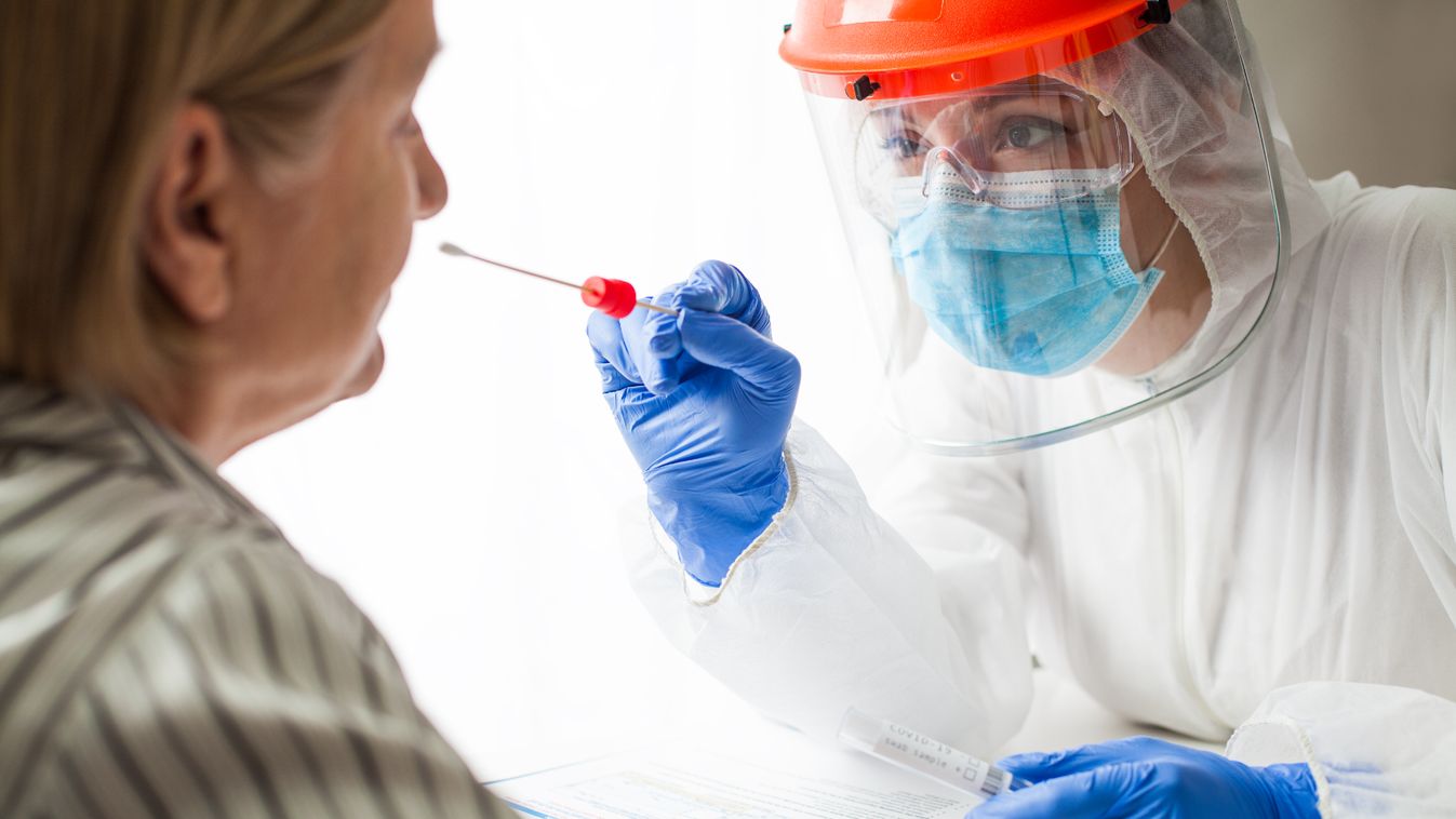 Tiszta vizet öntött a pohárba a szakértő: Nem mindegy, mikor tesztelünk az omikron-hullámban