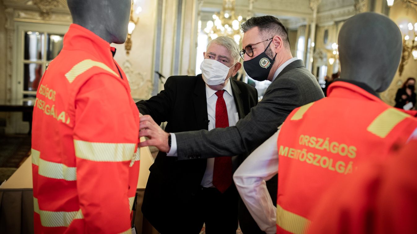 Új munkaruhákat kapnak a mentőszolgálat dolgozói