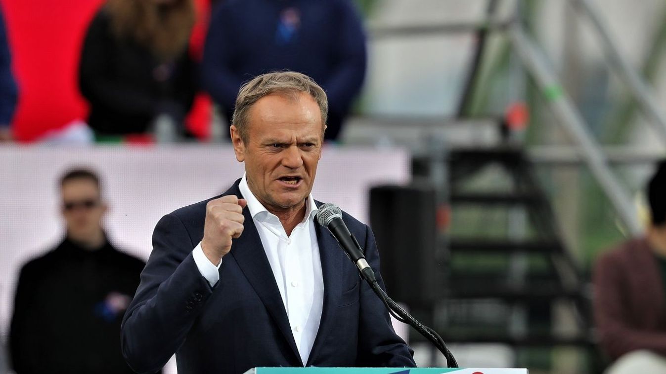 Sajtóvisszhang: Donald Tusk a fasiszták és a kommunisták mellé állt
