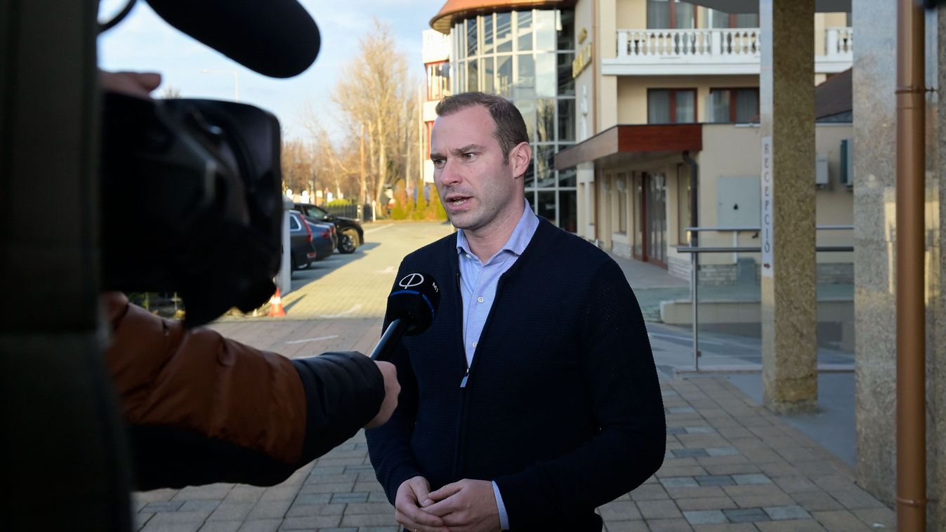 Hollik: a háborúpárti Donald Tusknak nem számít a magyarok biztonsága