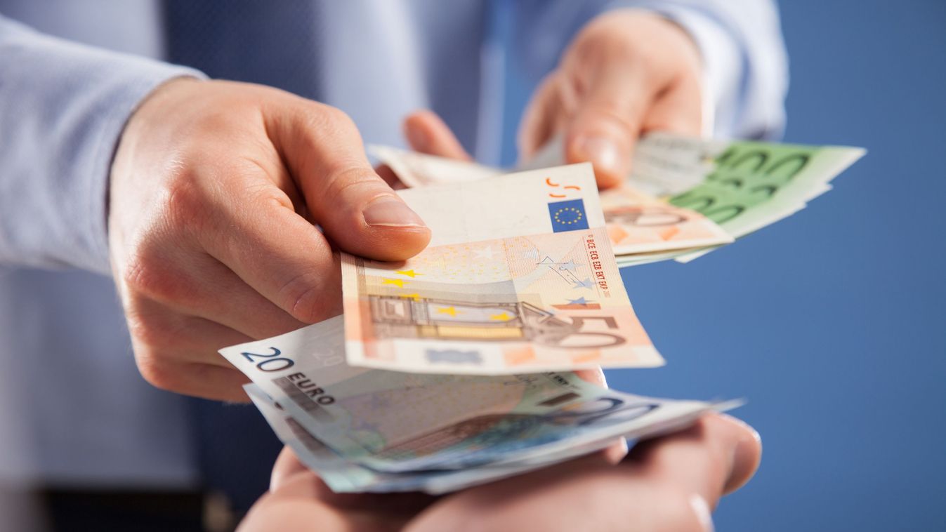 Segélyekkel csaltak a migránsok