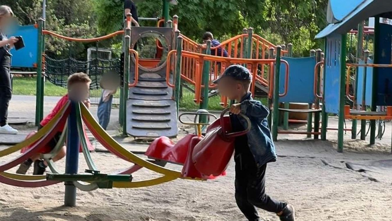 Veszélyes gyerekjáték a parkban