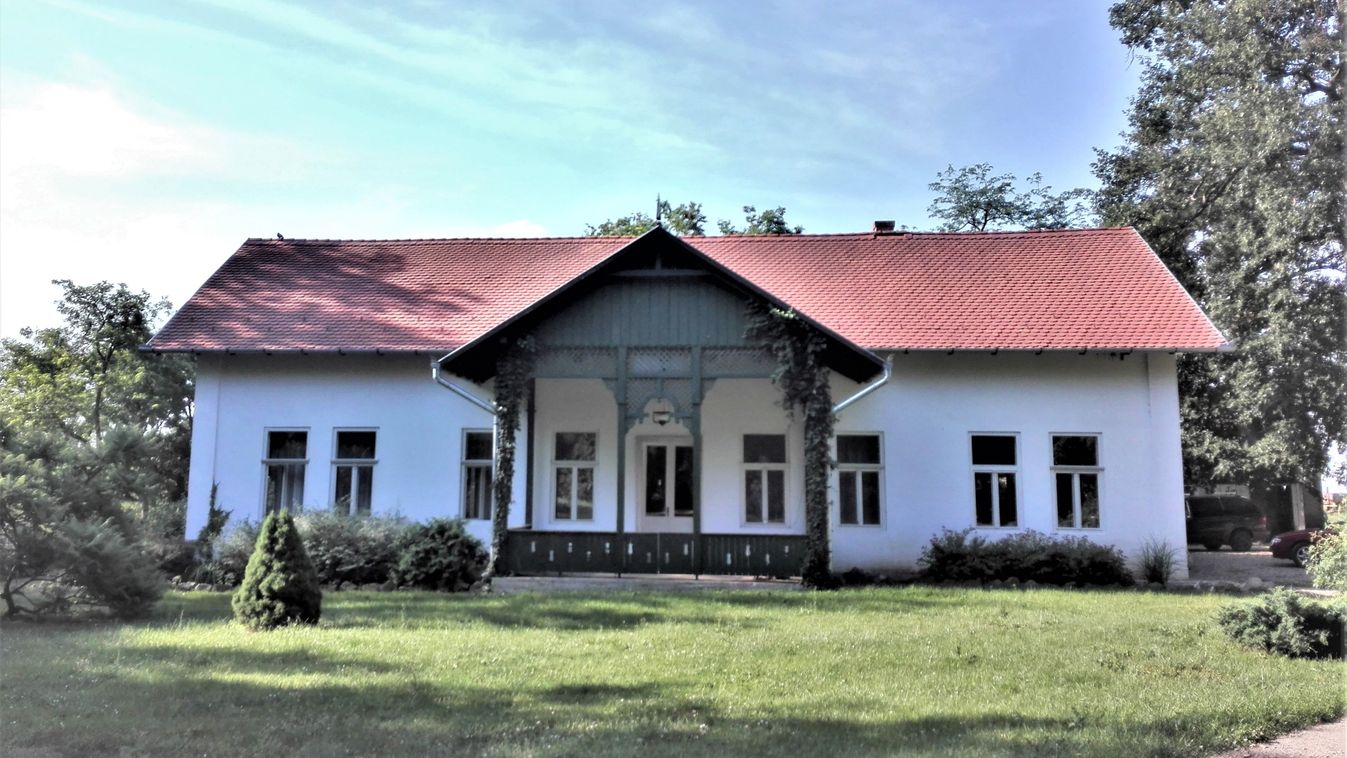 Eladó a Hajas-birtok. XIX. századi felújított udvarház. 10 hektár földterület!