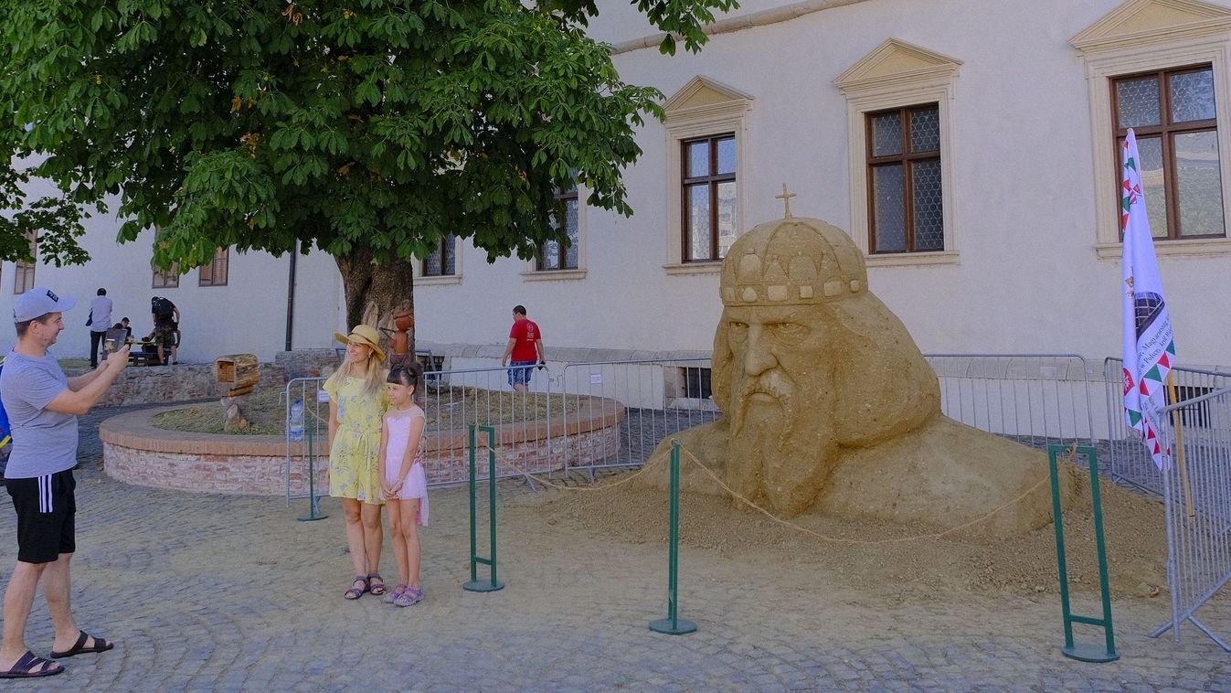 Elkészült Szent László király homokszobra a nagyváradi várban