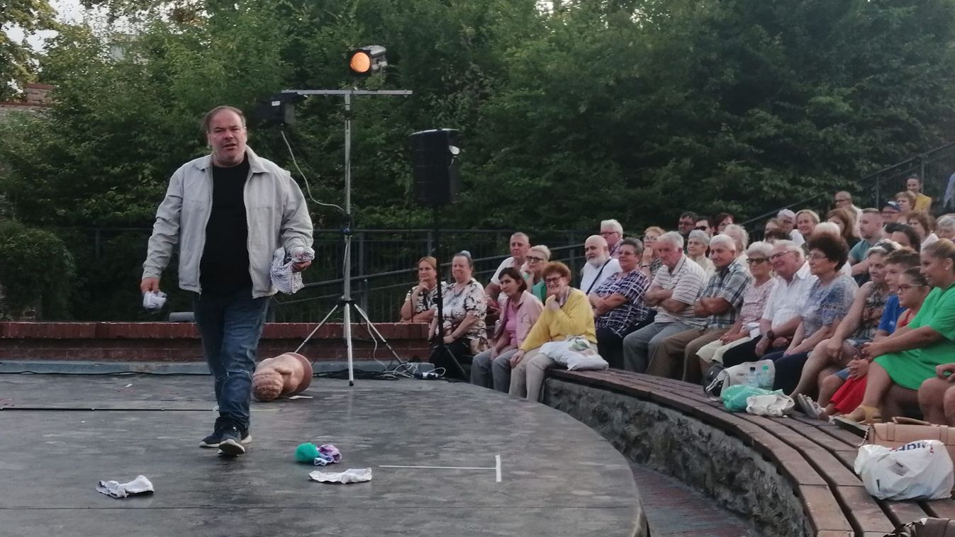 Az ősemberrel folytatódott a nyári színházi évad