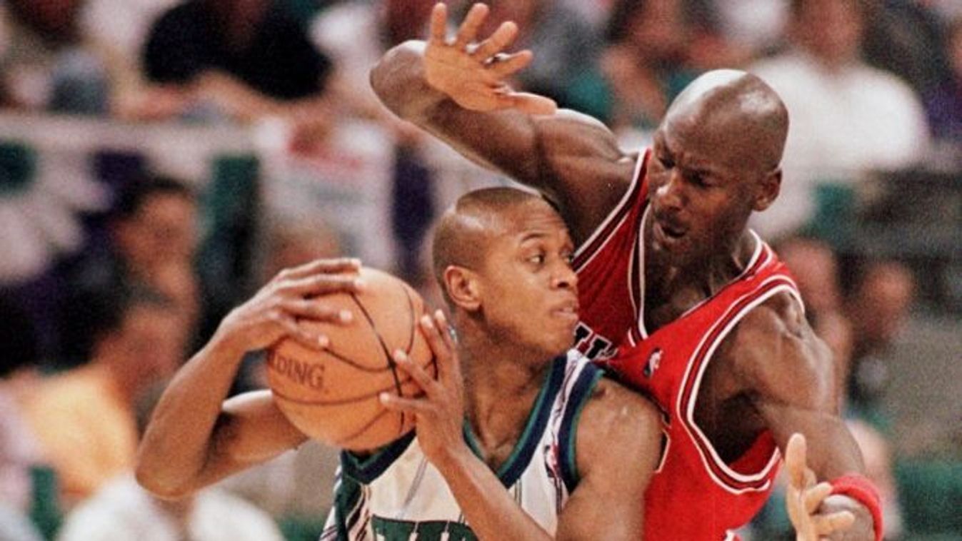 Elárverezik Michael Jordan utolsó chicagói mezét