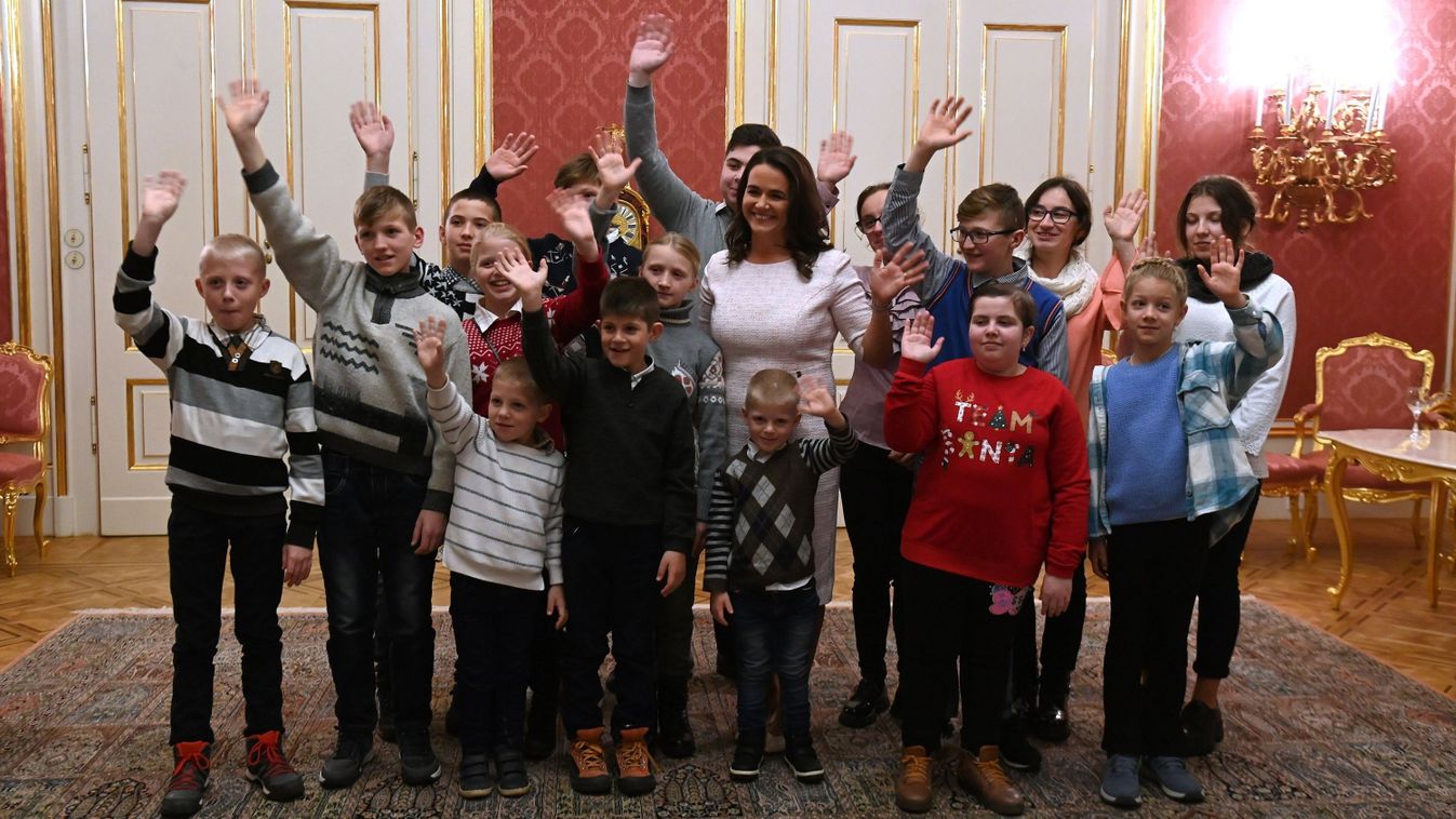 Novák Katalin kárpátaljai gyerekeket fogadott a Sándor-palotában