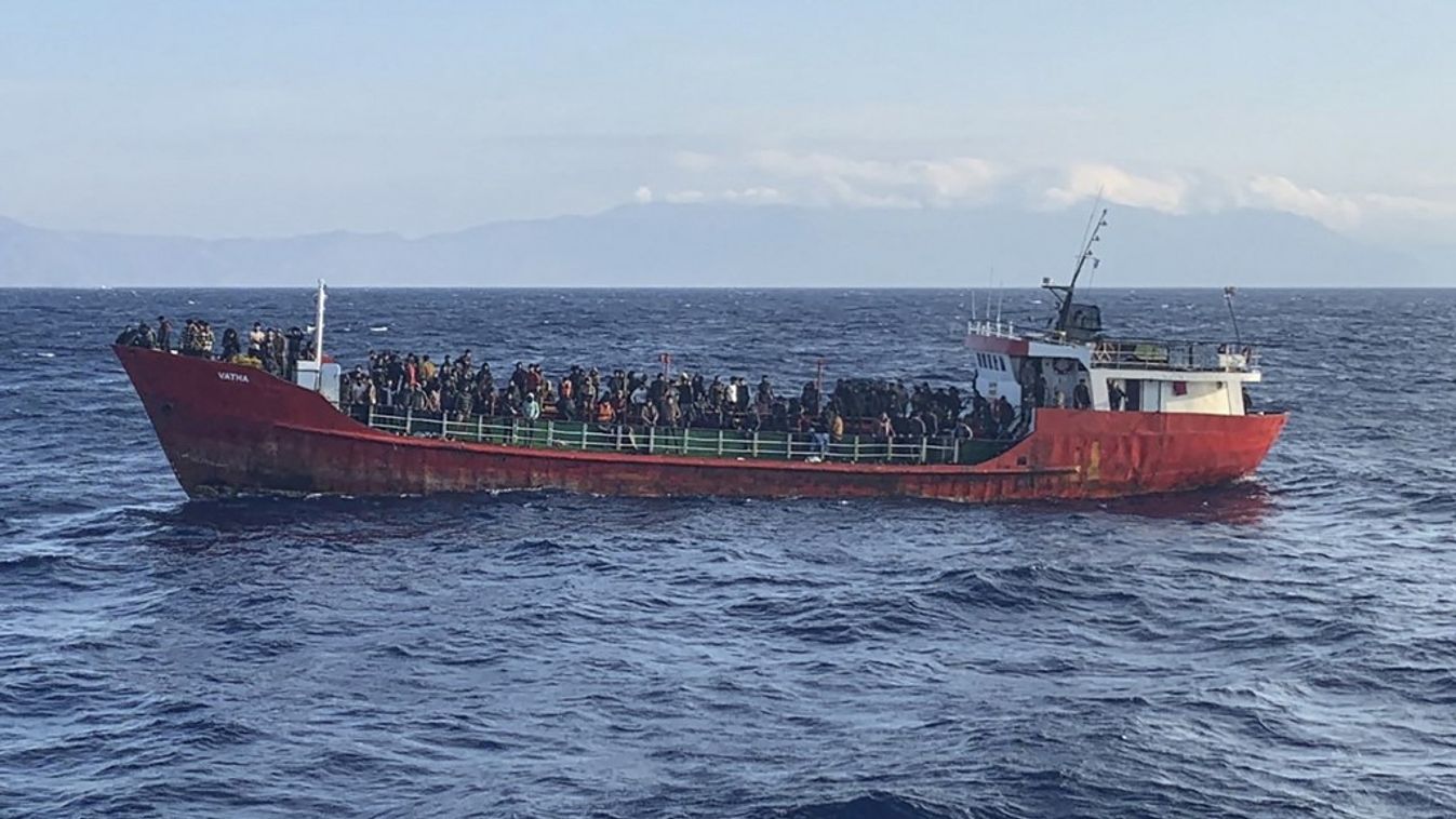 Két migránshajó is elsüllyedt az Égei-tengeren, több mint hatvan embert keresnek