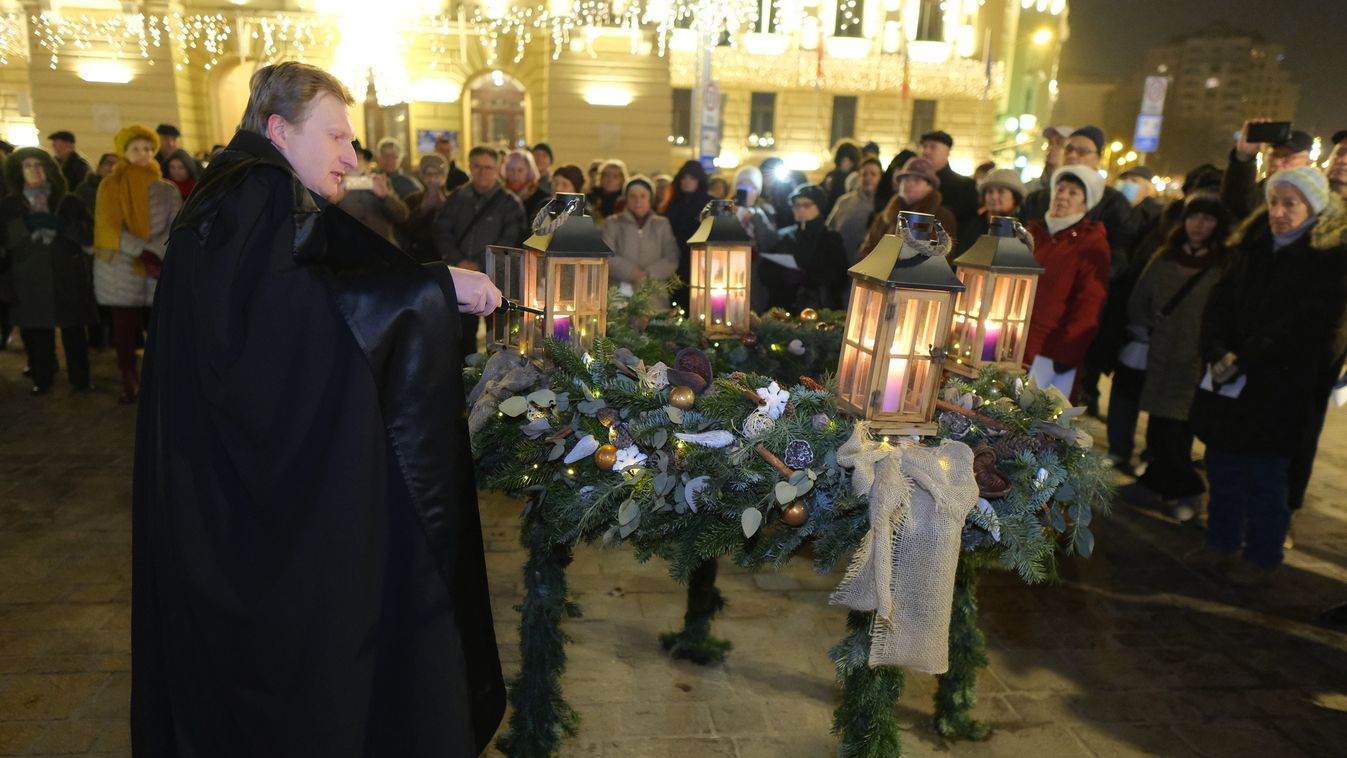 A negyedik gyertya is ég a nagyváradi Szent László téri adventi koszorún