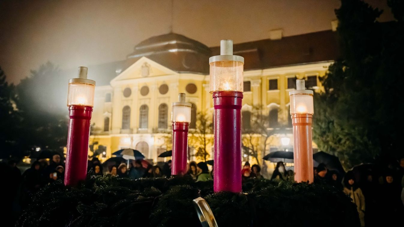 Fellobbant a negyedik gyertyaláng a székesegyház előtti koszorún