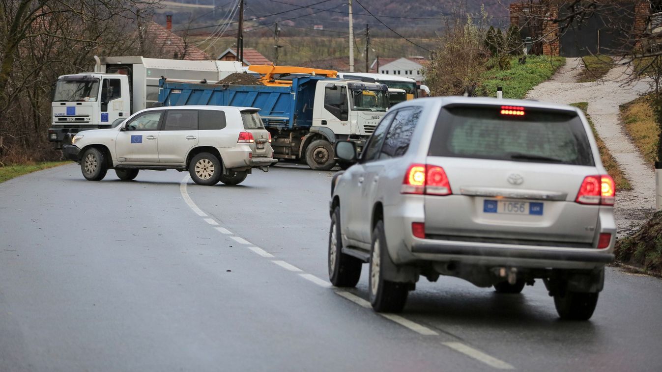 Lebontják a koszovói szerbek által emelt barikádokat