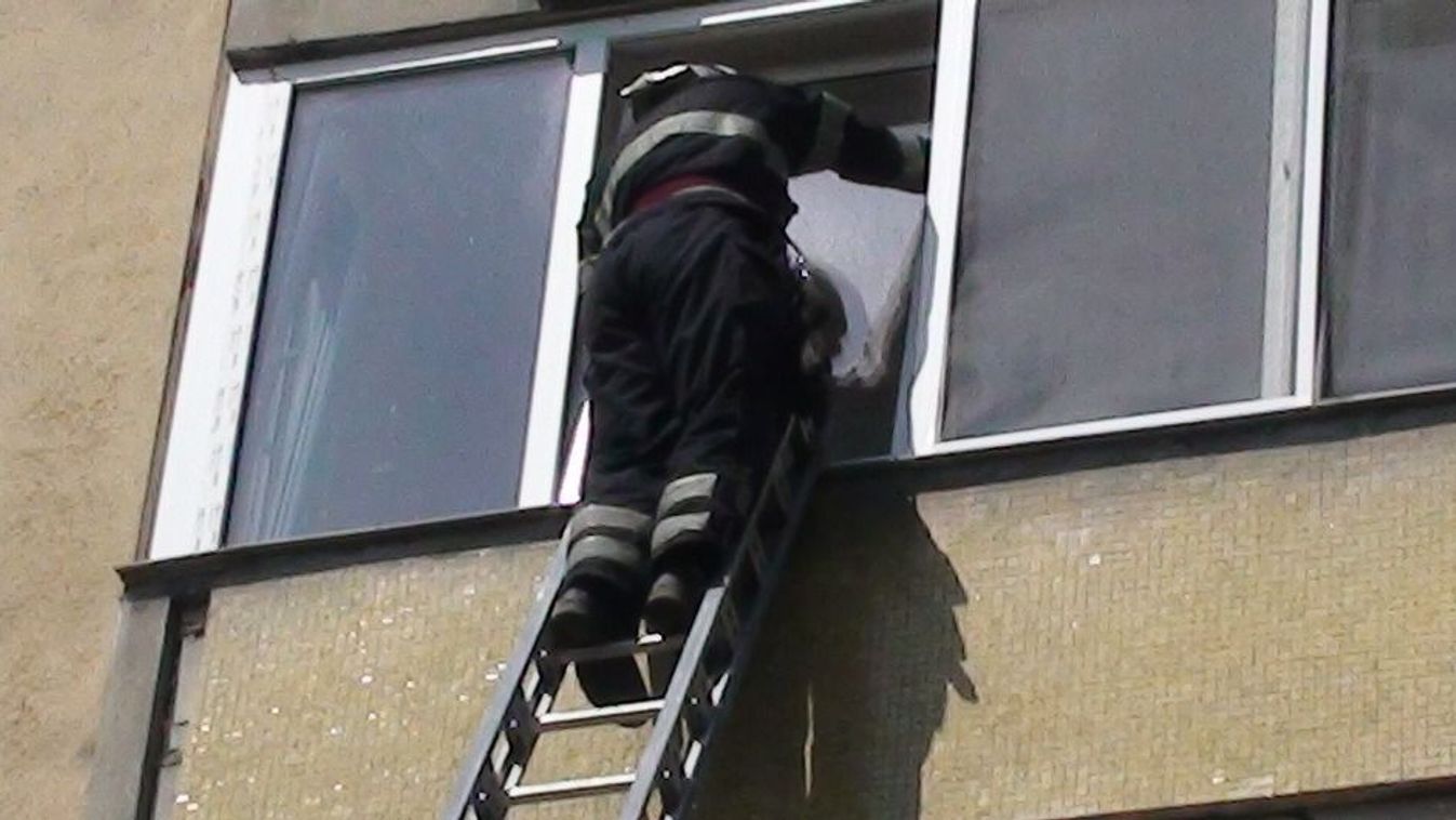 Lakásban rekedt gyereket mentettek ki a tűzoltók