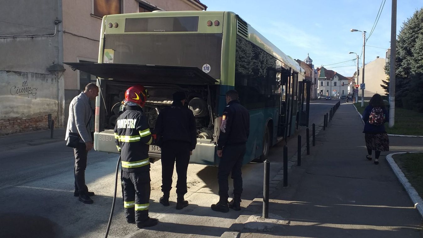 Menet közben gyulladt ki egy busz