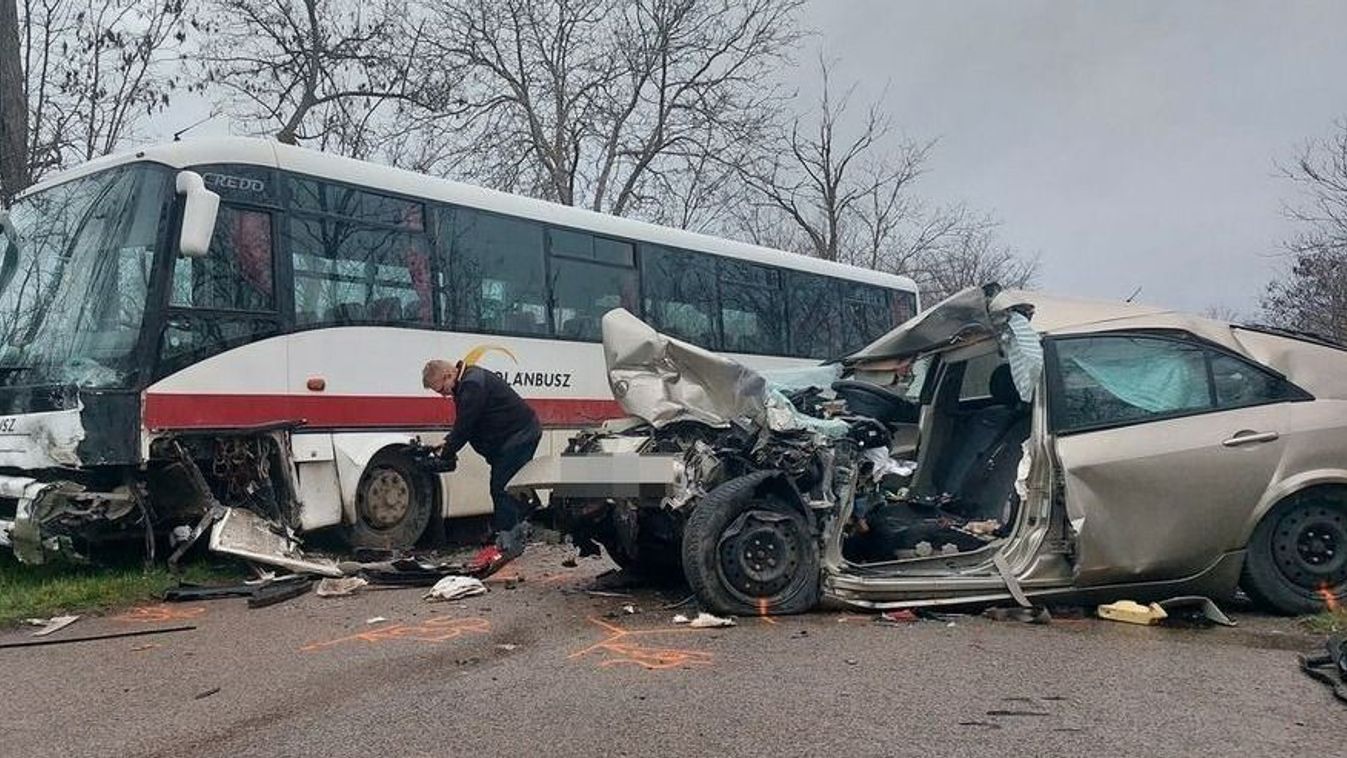 Horrorbaleset Baranyában: busz és személyautó ütközött, a kocsi elejéből nem maradt semmi