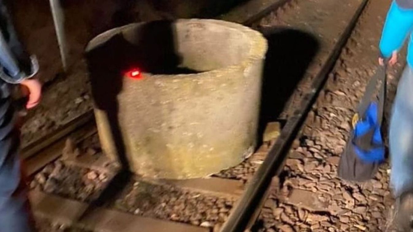 Merényletre készültek? Óriási betondarab várta a síneken a száguldó vonatot Bajánál