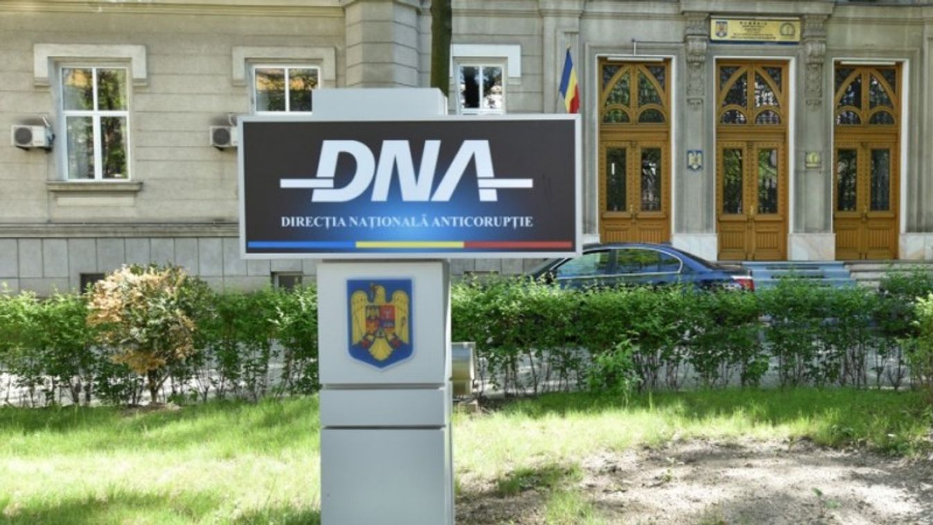 Bíróság elé állítják a jogosítványok törvénytelen megszerzésében segédkező rendőr