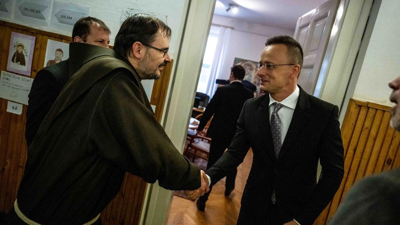Szijjártó Péter a Szent Angéla Ferences Általános Iskola és Gimnáziumban járt (videó)