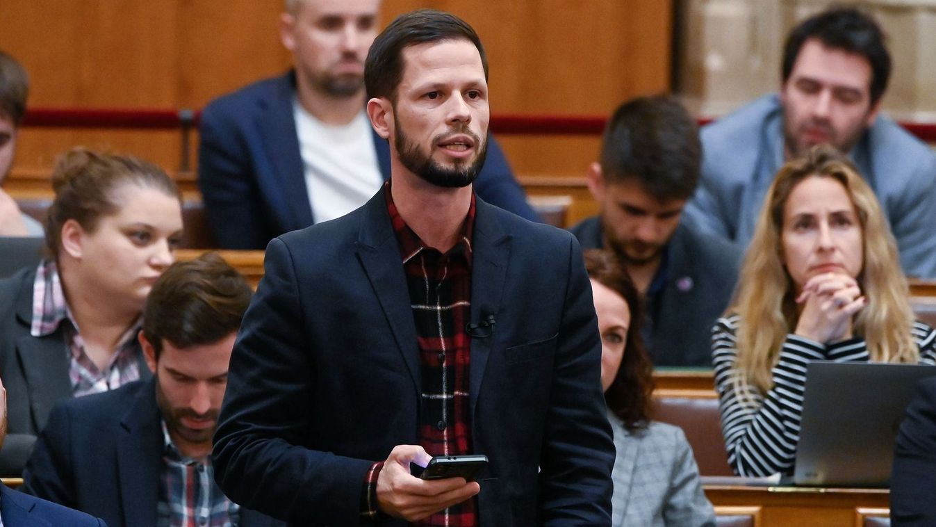 Tordai Bence szerint az ember emlős biomassza, Dömötör Csaba a Zöld Hasúak Pártjának nevezte a Párbeszédet