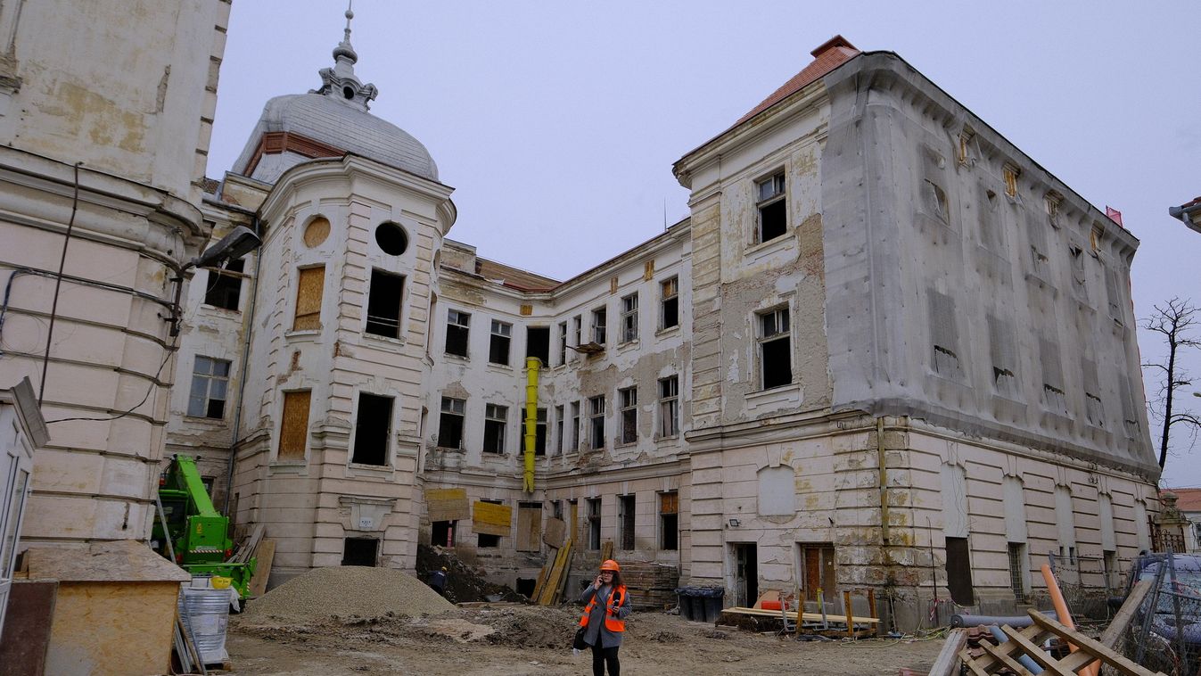 Közteret alakítanak ki az egykori pénzügyi palota udvarán