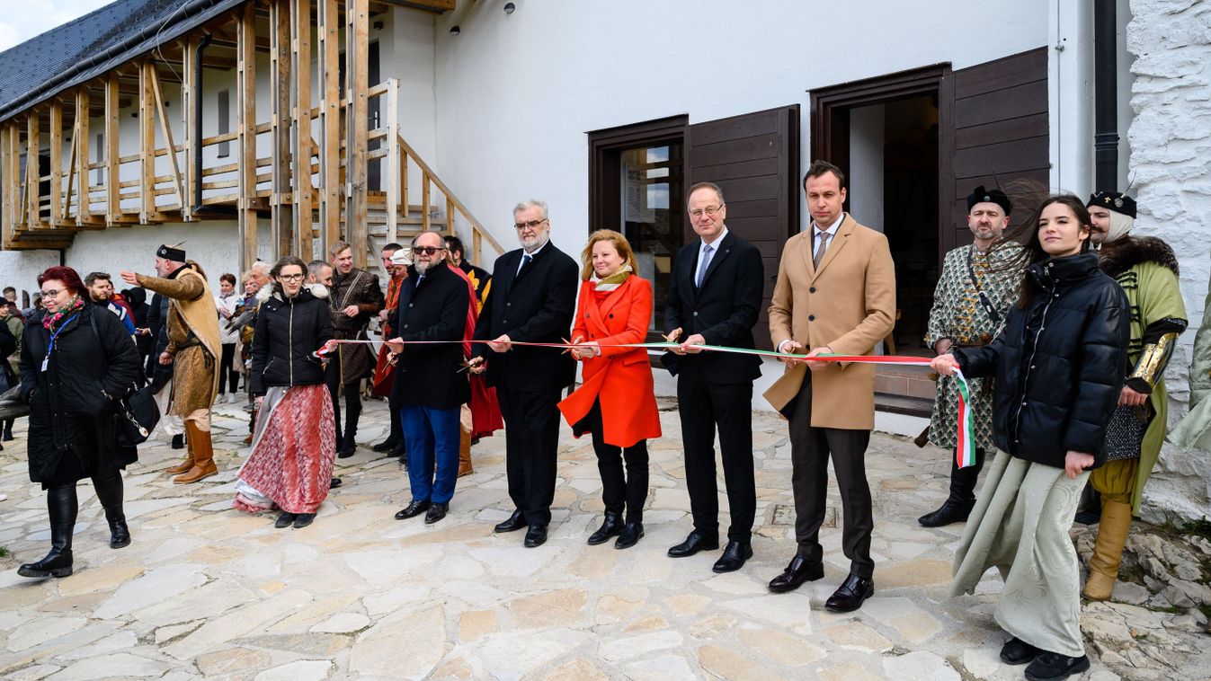 Átadták a megújult sümegi várat (fotógaléria)