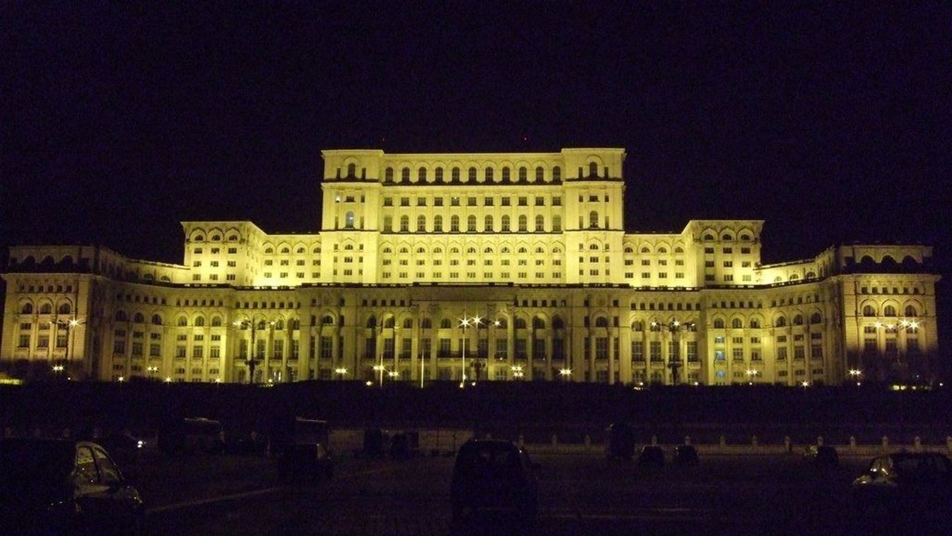 A Declic tiltakozó feliratot vetít a parlament épületére