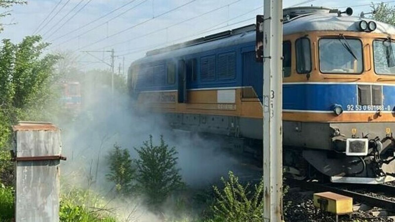 Kigyulladt egy tehervonat mozdonya Prahova megyében