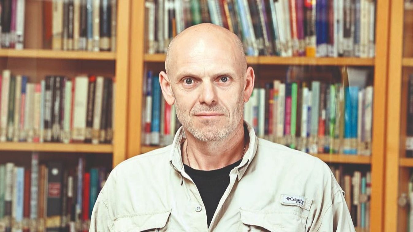 Robert C. Castel biztonságpolitikai szakértő Váradon tart előadást