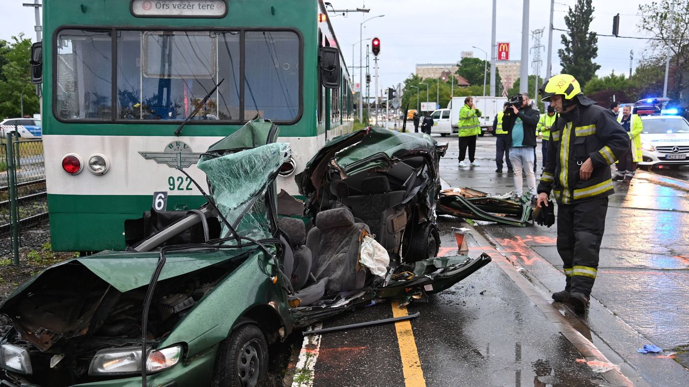 Megrázó fotók: HÉV-vel ütközött egy autó Budapesten, meghalt egy ember