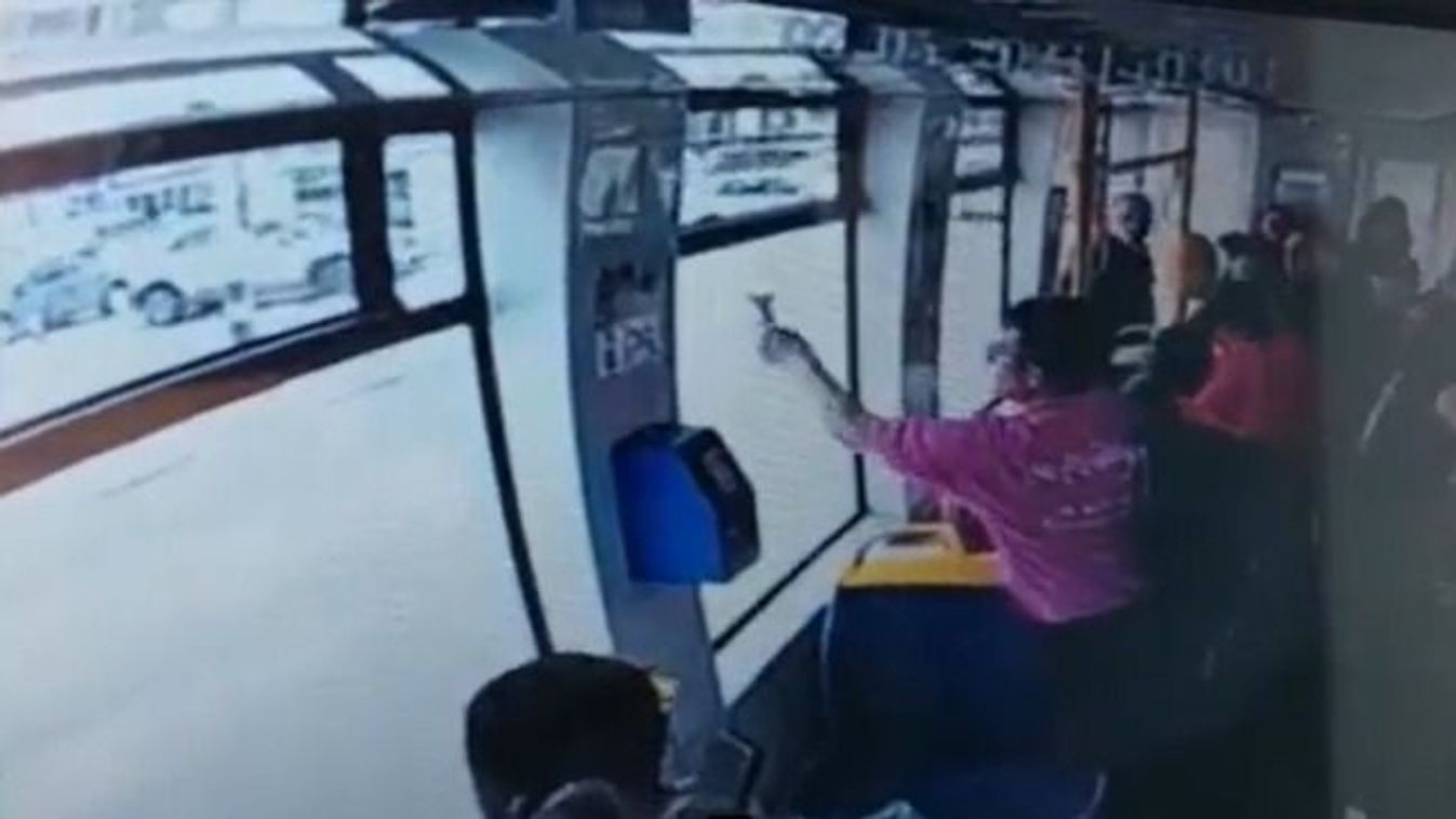 Menet közben törte be a villamos ablakát