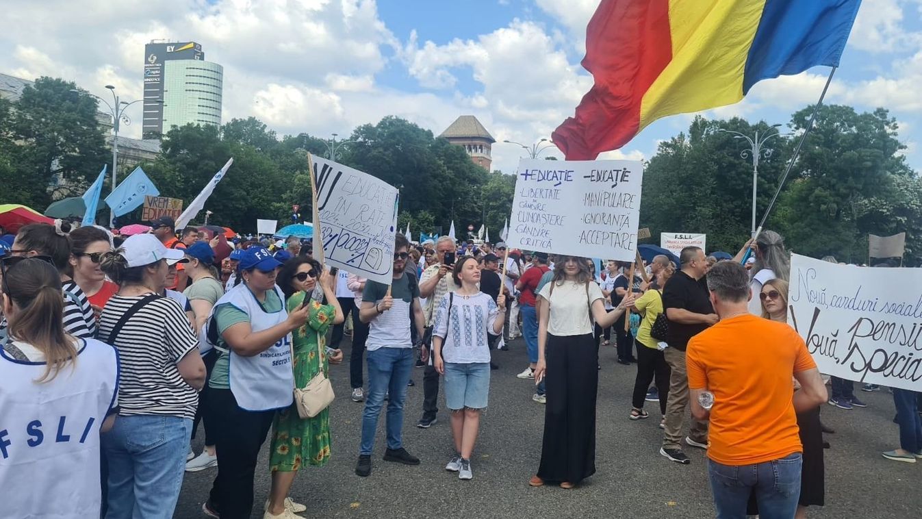 Az elnöki palota előtt folytatták a tiltakozást a tanügyi alkalmazottak