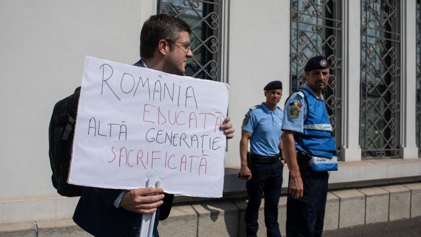Az oktatási törvények ellen tüntet az USR az elnöki palota előtt