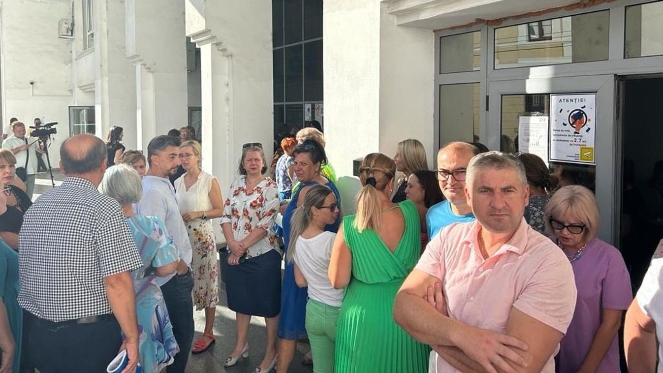 Több megyében folytatják a tiltakozást a pénzügyminisztériumnak alárendelt intézmények alkalmazottai
