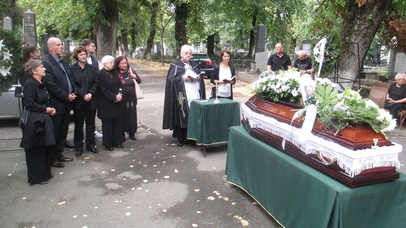 Végső búcsút vettek Sándor Dénestől a nagyváradi Rulikowski temetőben