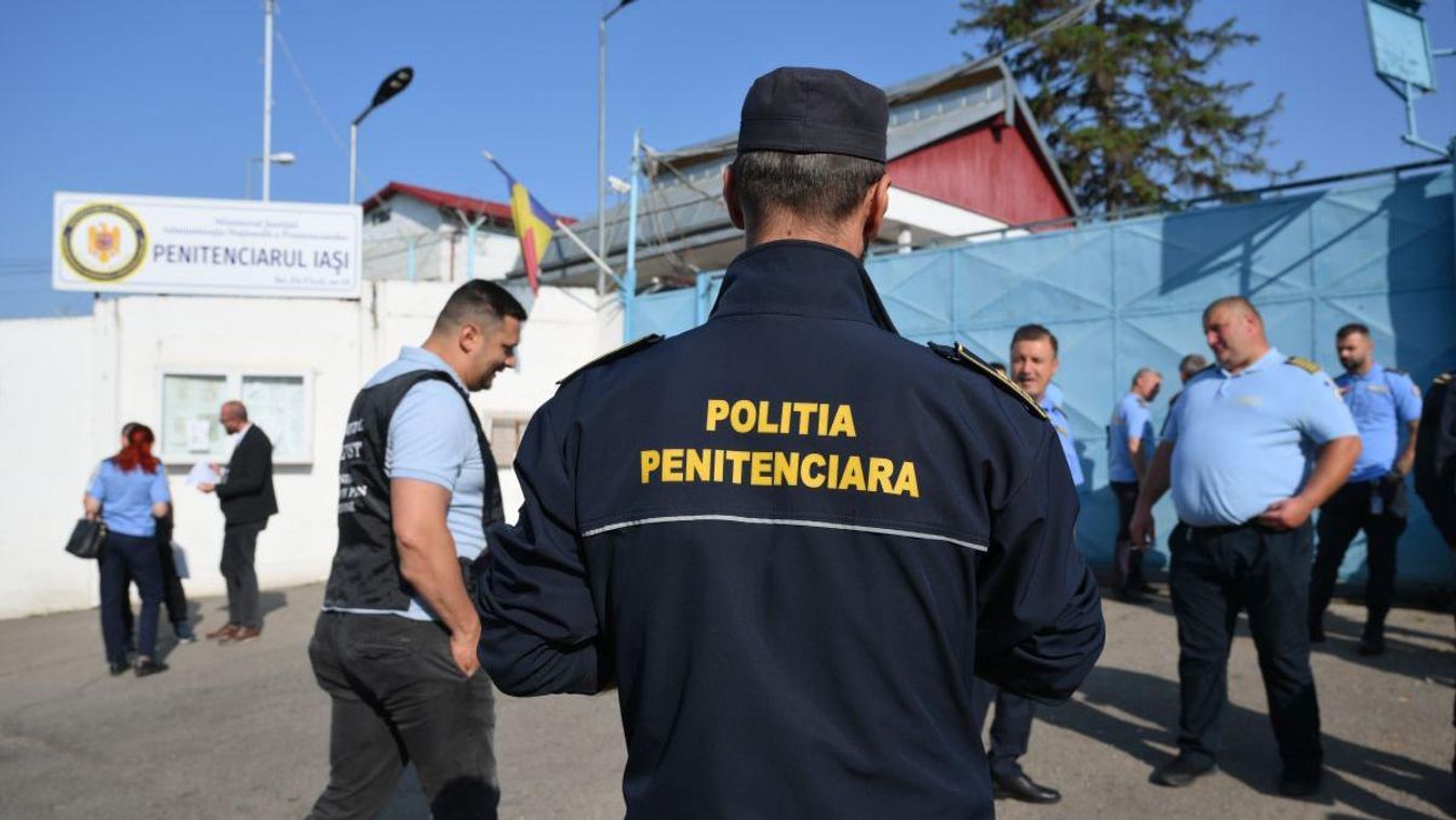 A pénzügyminisztériumnál tüntetnek a büntetés-végrehajtásban dolgozó rendőrök