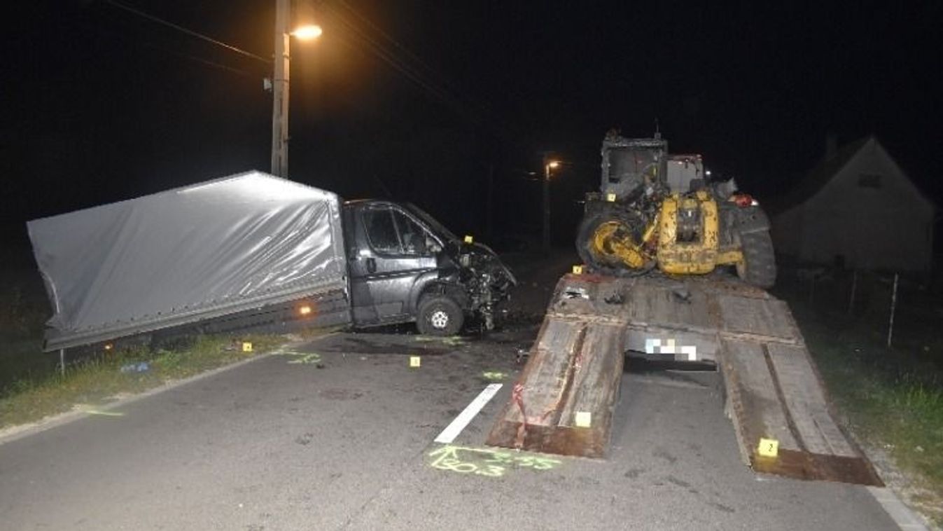 Brutális baleset Dánszentmiklósnál: ráhajtott egy kocsi rámpájára a teherautó, egy ember meghalt