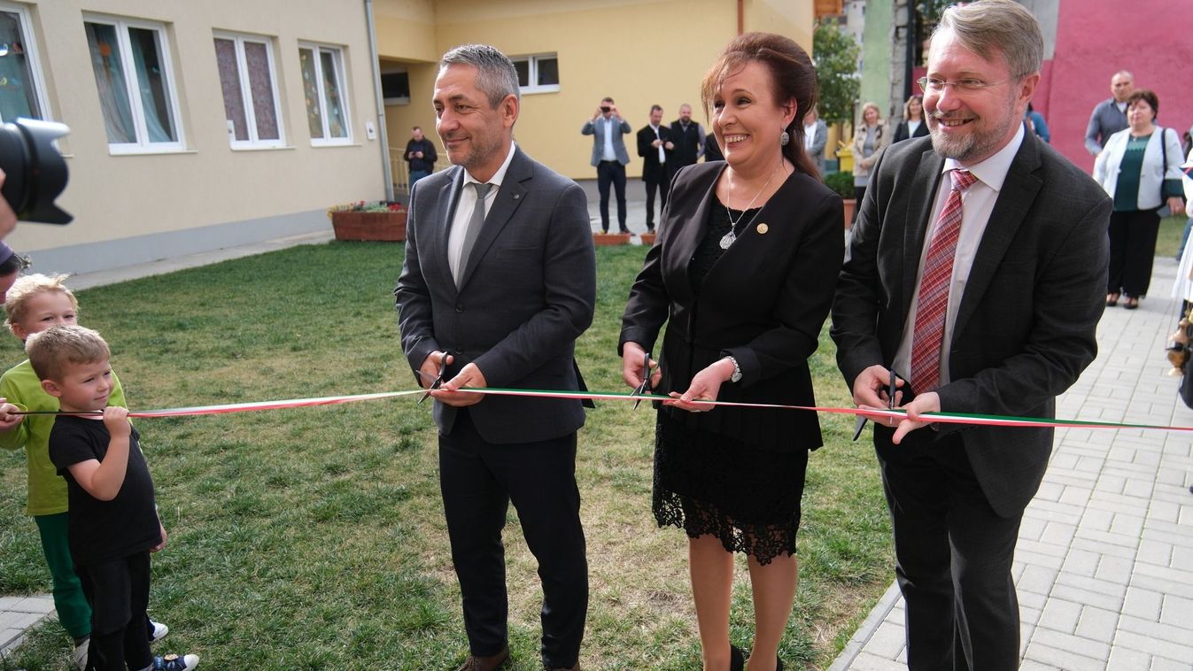 A magyar kormány támogatásával épült óvodát és bölcsődét áldottak meg