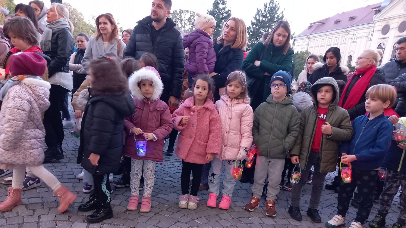 Lámpásos felvonulás a püspöki palota kertjében