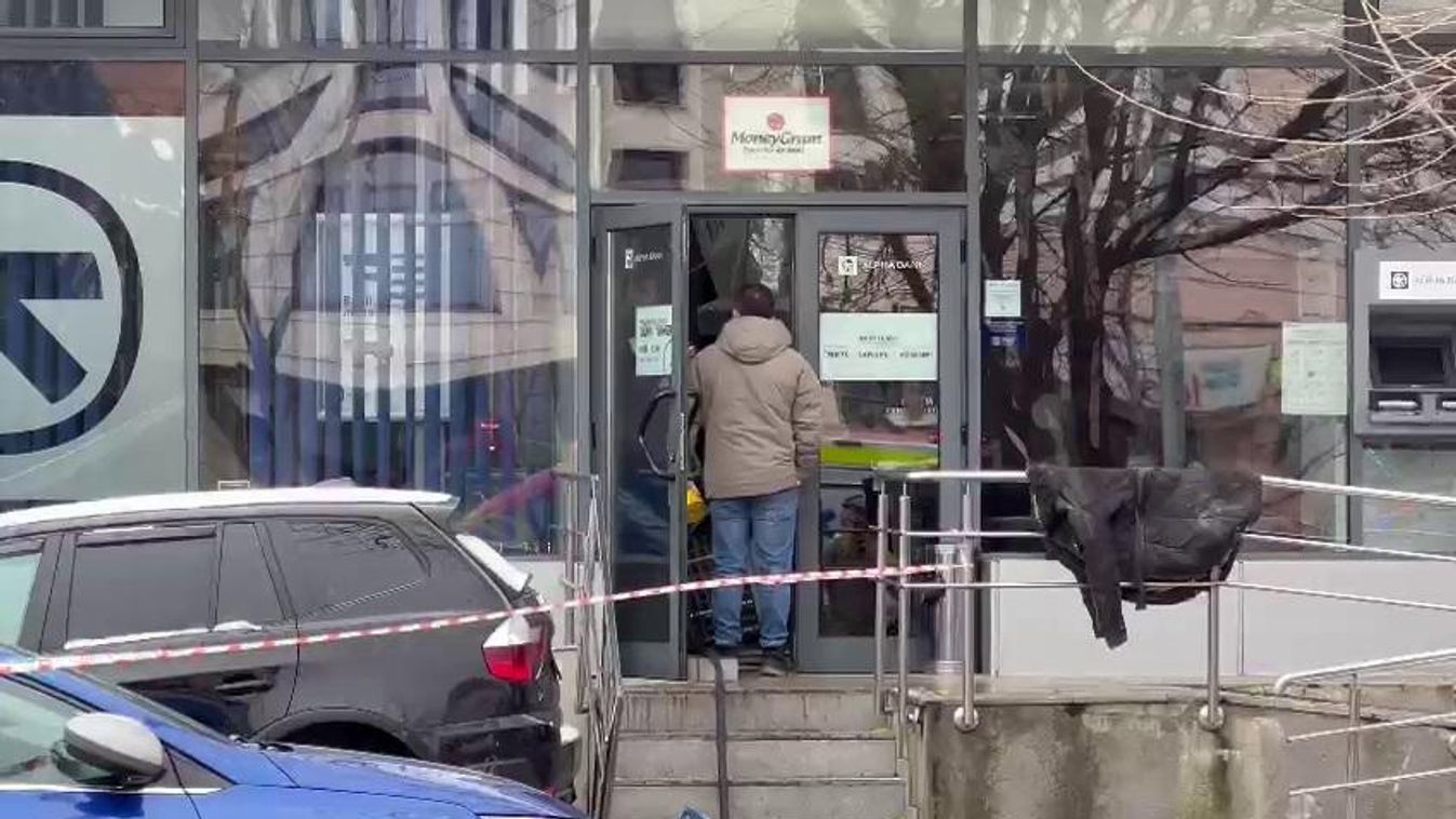 Beomlott egy dési banképület mennyezete, hárman megsérültek