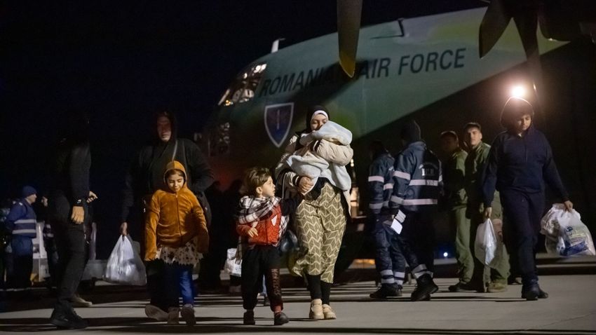 ERDON – Romániába érkezett a Gázai övezetből evakuált 86 román állampolgár és családtagjaik